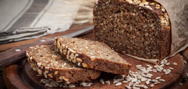 حبة من الخبز الأسمر.